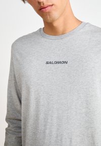 Salomon LOGO TEE UNISEX - T-shirt estampada - heather grey