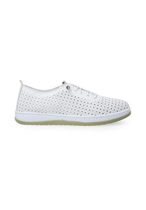 Weiße gewebte synthetische Schuhe mit flexibler Sohle, abgerundetem Zeh und Schnürdesign. Merkmale sind eine hell gefärbte Gummisohle und Belüftungslöcher.