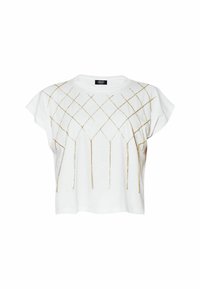 Camiseta blanca corta con mangas cortas, que presenta un patrón de cadenas en diagonal en oro y plata en el frente y un escote redondo.