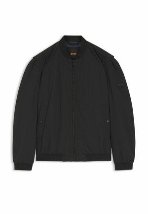 Sort bomberjakke med lynlås, ribstrikkede manchetter og kant, sidelommer med trykknapper og "BOSS"-logo på krave og ærme.