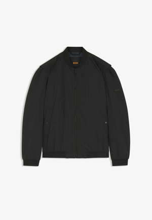 Giacca bomber nera con zip, polsini e orlo a costine, tasche laterali con bottoni a pressione e logo "BOSS" su colletto e manica.