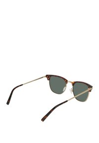 Kattenoog zonnebrillen met donker groene lenzen, schildpaddenstijl montuur en gouden metalen accenten. Neussteunen voor comfort; slanke zwarte pootjes.