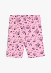 Lyserøde shorts lavet af blødt stof med et mønster af muslinger og søstjerner i mørkeblå. Midt på låret længde med elastisk talje.