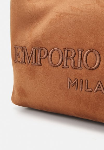 Borsa in suede marrone con logo ricamato "EMPORIO MILANO", texture morbida, forma strutturata e design minimalista.