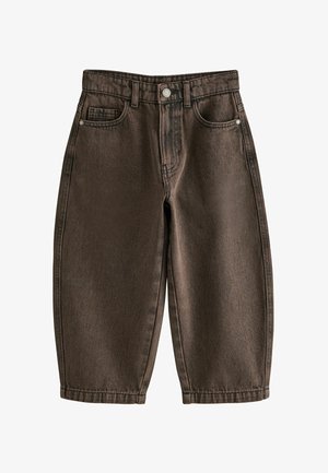 Pantalones cortos de mezclilla marrón oscuro con botón frontal, trabillas para cinturón y diseño de cinco bolsillos, mostrados extendidos sobre un fondo blanco.