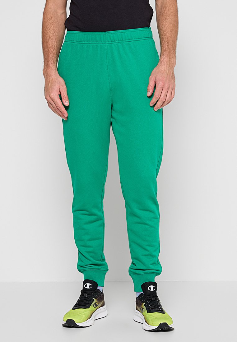 Pantalones de chándal verdes con cintura elástica y puños ajustados. Hechos de una tela suave, con un diseño simple de color sólido.