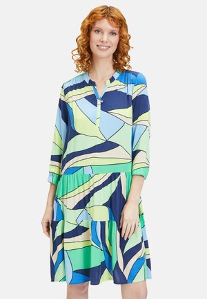 Mehrfarbiges Kleid in Blau, Grün und Creme mit abstrakten Wellenmustern; verfügt über eine halbe Knopfleiste und einen gestuften Saum.