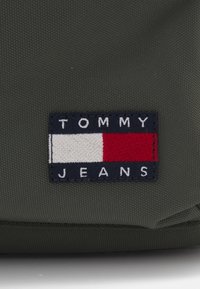 Tommy Jeans Dnevni ruksak - pewter green