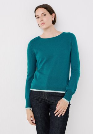 Maglione lavorato a maglia in tono teal con maniche lunghe, scollatura rotonda e orlo e polsini di un teal chiaro a contrasto; texture liscia e design aderente.