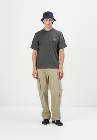 Jack & Jones PREMIUM JPRBLACHAD BRANDING CREW NECK TEE - Majica kratkih rukava s printom - volcanic ash
