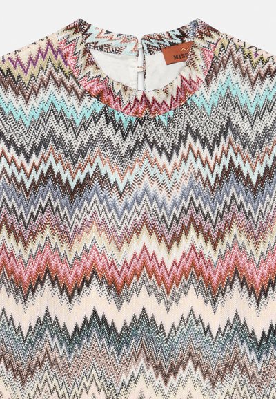 Top lavorato a maglia con un motivo zigzag multicolore in sfumature di nero, rosa, blu e crema; presenta un collo rotondo e un'apertura a chiave sul retro.
