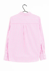 Camicia a maniche lunghe a righe rosa e bianche appesa a una gruccia nera, con il retro rivolto in avanti.