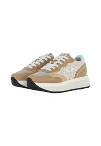 Sneaker beige realizzati in suede e mesh. Suola intermedia spessa e bianca, suola nera e un motivo floreale su dettagli color sabbia. Lacci bianchi.