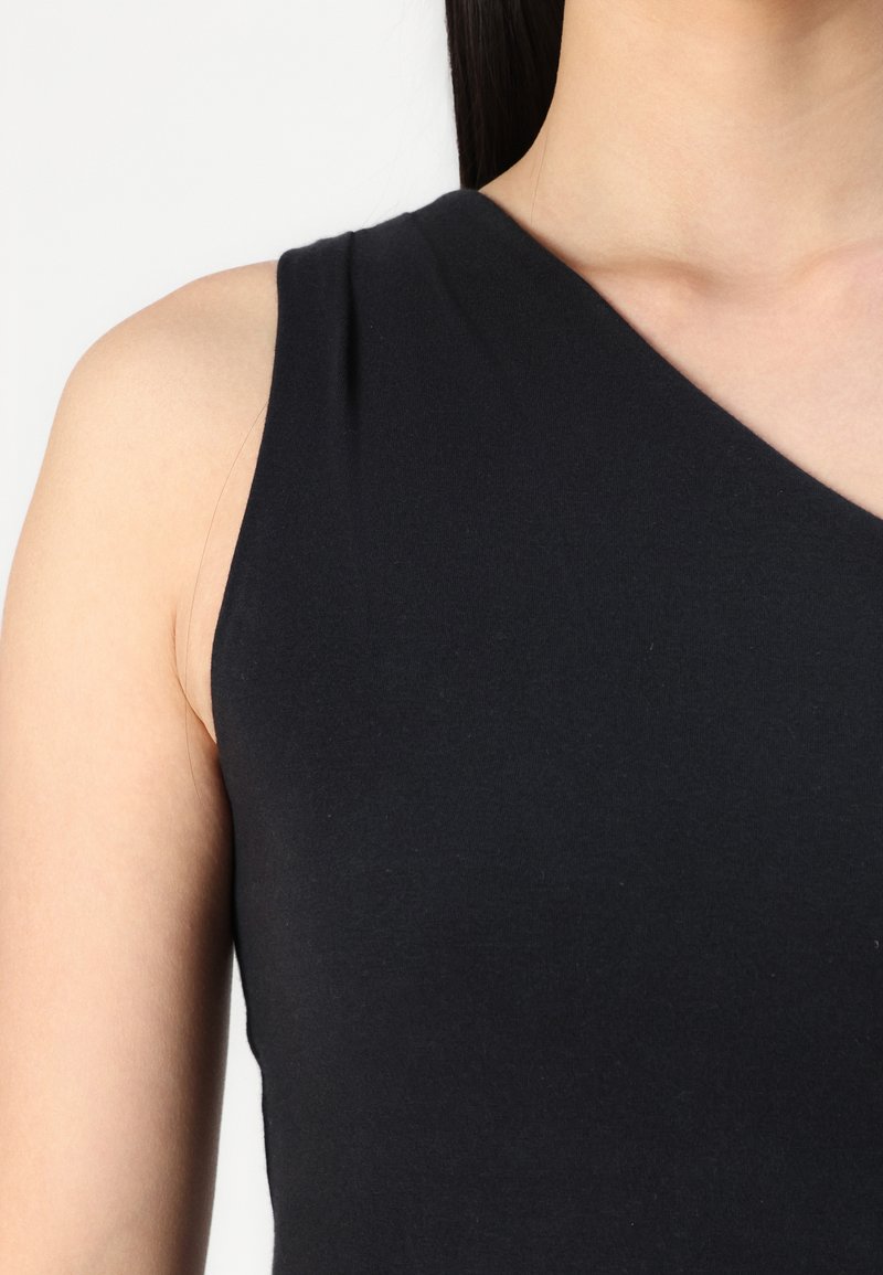 Schwarzes ärmelloses Oberteil mit V-Ausschnitt, gefertigt aus einem glatten, dehnbaren Stoff. Verfügt über eine leichte Raffungen an der Schulter für zusätzlichen Detail.