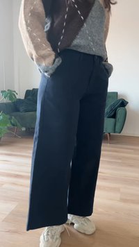 Tumesinised laia säärega püksid kõrge vöökohaga, küljetaskute ja siledaga tekstuuriga. Sinna juurde on valged tossud kontrasti looma.