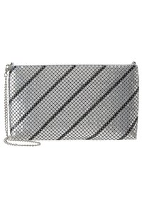 Metalická stříbrná psaníčka s řetízkovým popruhem, se geometrickým vzorem malých hexagonů a diagonálními černými pruhy. Hladký povrch.