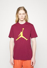 Jordan JUMPMAN SS CREW - T-shirt estampada - cherrywood red/taxi