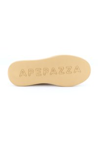 Suola di scarpa in gomma di colore beige con superficie testurizzata e scanalature pronunciati. "APEPAZZA" in rilievo con lettere in grassetto.