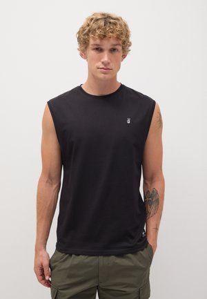 T-shirt nera senza maniche realizzata in tessuto morbido, con un logo discreto sul petto, dotata di un classico scollo rotondo e una vestibilità comoda.