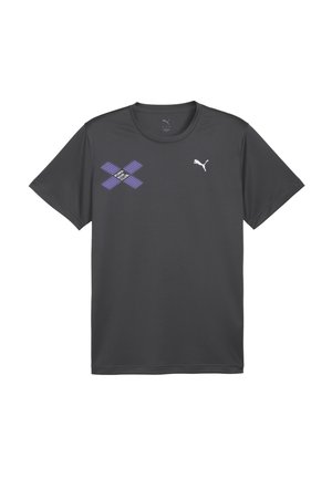 Mørkegrå kortærmet sportstrøje lavet af letvægtsstof. Har lilla grafisk mønster og hvid Puma-logo på brystet.