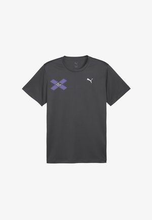 Donkergrijze sport T-shirt met korte mouwen, gemaakt van lichtgewicht stof. Bevat een paarse grafische print en een wit Puma-logo op de borst.