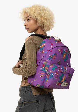 Zaino viola con vivaci motivi geometrici, tasca frontale e spallacci neri regolabili. Realizzato in tessuto resistente con una superficie liscia.