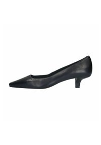 Zwarte leren pump met een spitse neus, lage hak, gladde textuur en minimalistisch ontwerp. Heeft een elegante silhouet en onopvallende stiksels.