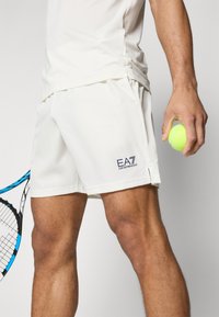EA7 Emporio Armani TENNIS PRO SHORTS - Kurze Sporthose - star white