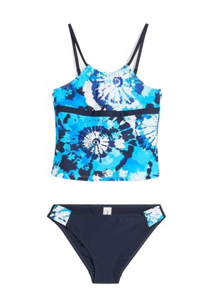 Costume da bagno a due pezzi con parte superiore a tie-dye blu con spalline regolabili e parte inferiore di un solido blu scuro con dettagli a pattern.