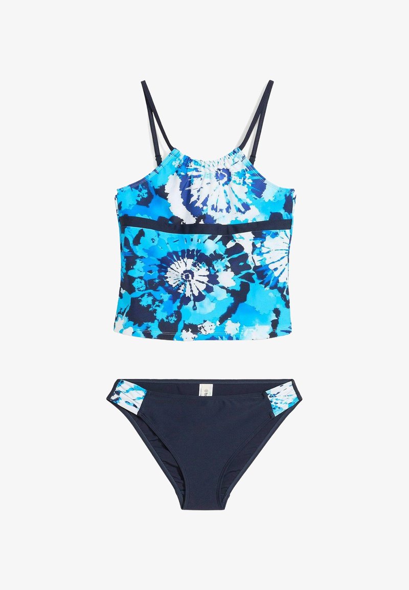 Costume da bagno a due pezzi con parte superiore a tie-dye blu con spalline regolabili e parte inferiore di un solido blu scuro con dettagli a pattern.