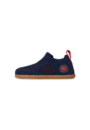 Chaussure à enfiler en maille bleu marine avec des accents rouges, semelle souple et patch logo rond sur le côté, conçue pour le confort et un port facile.