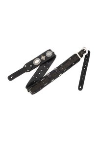 Cinturino in pelle nera con dettagli decorativi in argento, più fori per la regolazione e fibbia in argento. Presenta dettagli in rilievo.