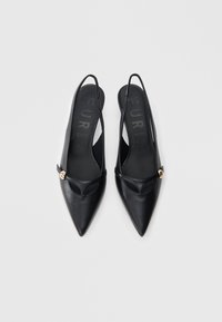 Μαύρα ψηλοτάκουνα πέδιλα με δερμάτινο λουράκι στη φτέρνα, μυτερή μύτη, διακοσμητικά χρυσά στοιχεία και σχεδιασμό με κενά. Εσωτερική σόλα με υφή και λογότυπο "FURLA".