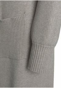 Cardigan grigio a maglia con texture a coste, maniche ampie e tasca frontale. Il materiale sembra morbido e di peso medio.