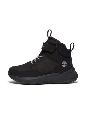 Czarny sneaker za kostkę z siatkowanymi panelami bocznymi, pętelkami przy pięcie i języku, białymi sznurówkami i teksturowaną podeszwą.