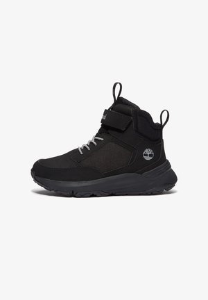 Czarny sneaker za kostkę z siatkowanymi panelami bocznymi, pętelkami przy pięcie i języku, białymi sznurówkami i teksturowaną podeszwą.