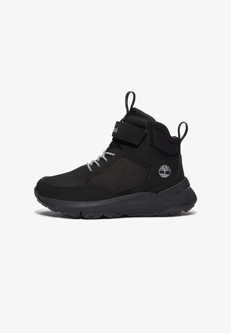 Sort højtop sneakers med mesh-sidestykker, trækkety på hæl og tunge, hvide snørebånd og en struktureret sål.