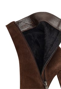 Botte à talon haut en daim marron avec doublure en fourrure noire et fermeture éclair latérale partiellement ouverte dévoilant les détails intérieurs.