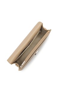 Portafoglio in pelle color testa di moro con finitura testurizzata, dotato di un comparto con zip e un design aperto, che mette in mostra una fodera interna liscia.