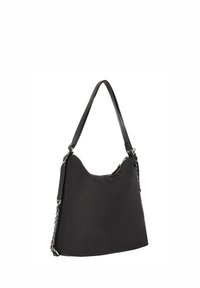 Bolso hobo negro hecho de material blando con textura suave, que presenta una larga correa de hombro, detalles de cadena plateada y cierre de cremallera.