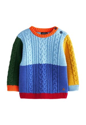 Pull enfant en maille torsadée avec manche gauche verte, manche droite jaune, partie supérieure bleu clair et partie inférieure bleue, col orange et ourlet rouge.