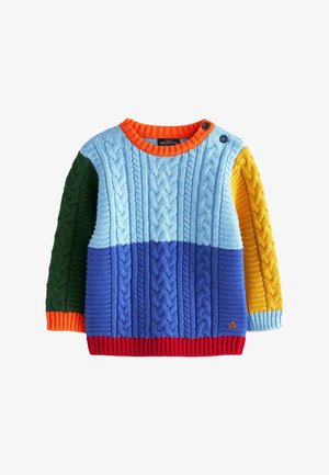 Dziecięcy sweter w warkoczowy splot z zielonym lewym rękawem, żółtym prawym rękawem, jasno niebieską górą i niebieskim dołem, pomarańczowym kołnierzem i czerwonym dołem.
