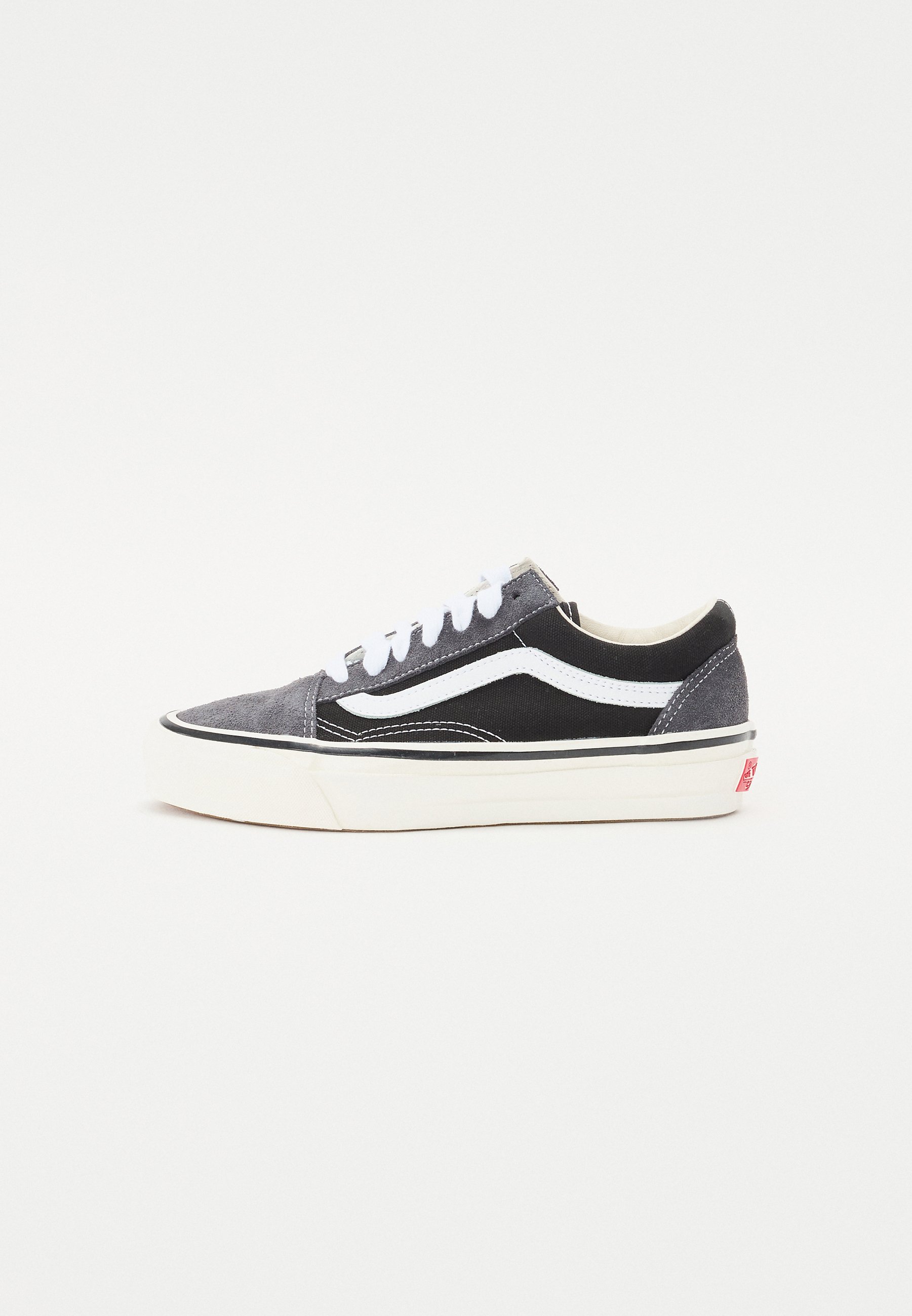 国内配送 VANS PREMIUM OLD SKOOL SUEDE GRAY/BLACK Premium Old Skool Suede Shoe in Nine Iron Grey | Vans
