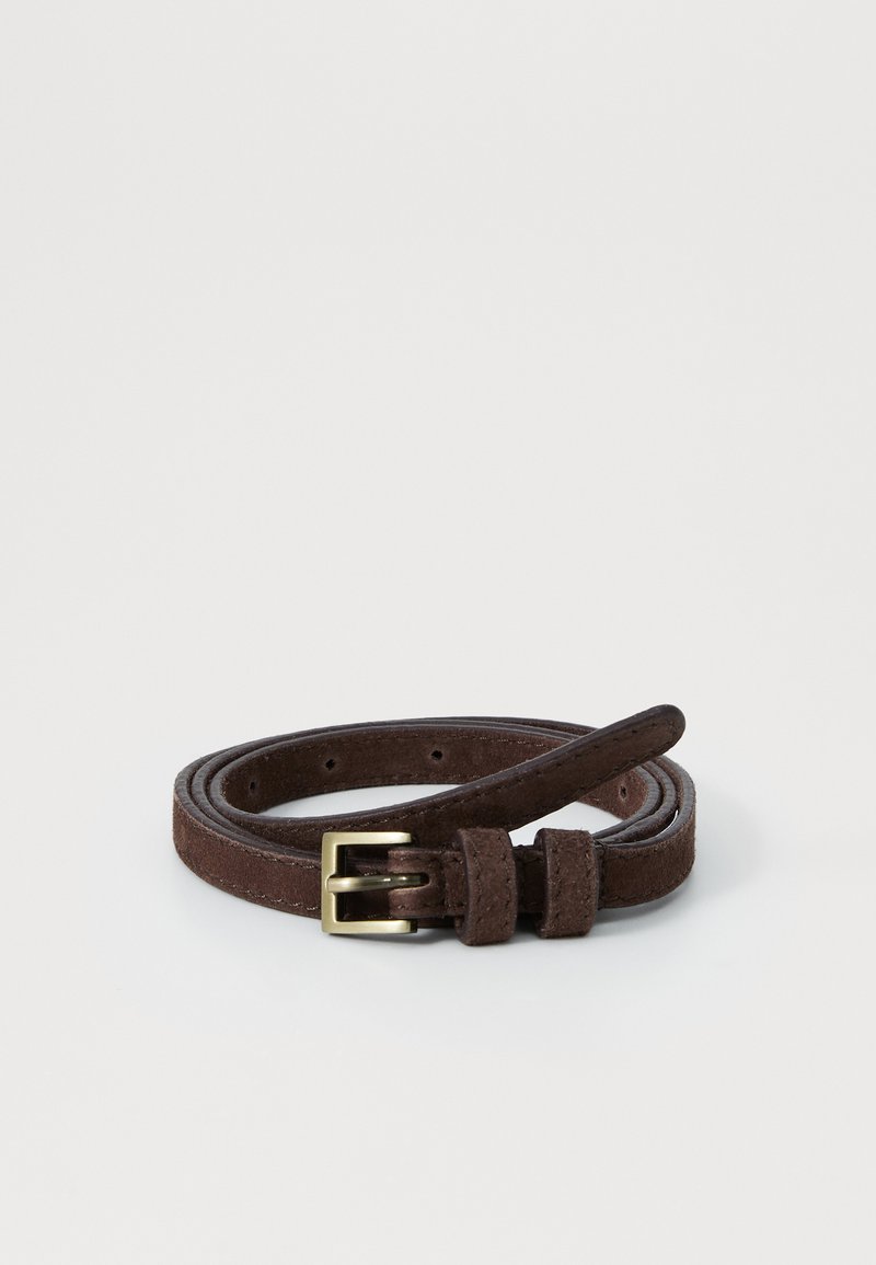 Ceinture en daim marron avec une boucle en laiton rectangulaire, comportant plusieurs trous pour les réglages, design enroulé et superposé.
