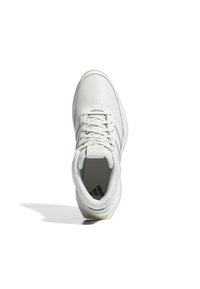 Chaussure de sport blanche avec tige perforée, bout rond, fermeture à lacets et logo sur le talon. Comprend une semelle texturée et une doublure intérieure douce.