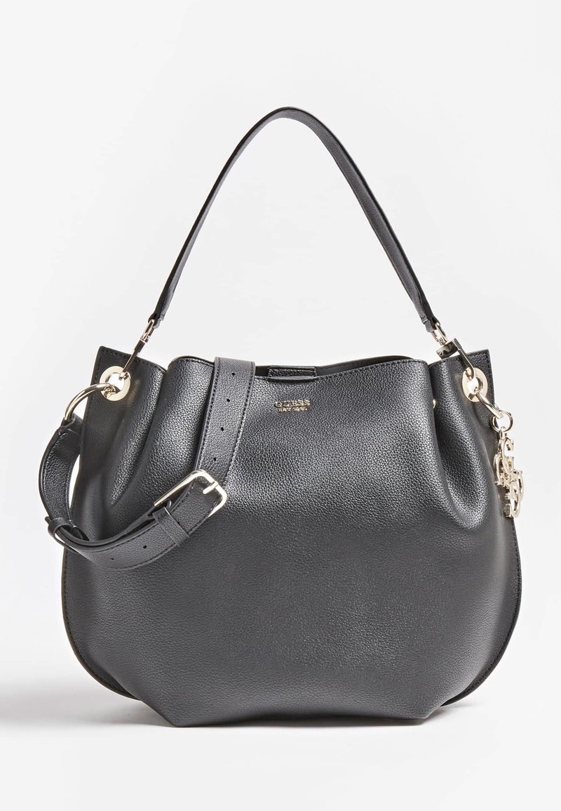Sac à main en cuir noir texturé avec une sangle réglable à boucle, une ferrure dorée et un petit logo de la marque au centre avant.