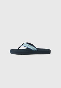 Mørkeblå flip-flop med en teksturert gummisåle, som har et blomsterdesign på stoffstroppen i lyseblå og grønne aksenter.