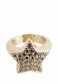 Anello a forma di stella in tonalità oro con superficie testurizzata adornata da cristalli neri, creando un motivo scintillante. Design con banda liscia.