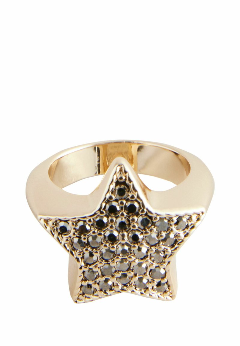 Anello a forma di stella in tonalità oro con superficie testurizzata adornata da cristalli neri, creando un motivo scintillante. Design con banda liscia.