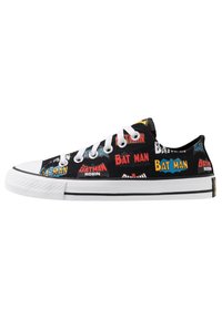 Schwarze Canvas-Sneaker mit mehrfarbigem "Batman"- und "Robin"-Text, weißen Schnürsenkeln, Gummispitze und weißer Zwischensohle mit schwarzem Streifen.